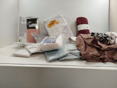 une étagère blanche sur laquelle sont posés de nombreux objets