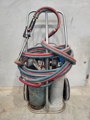 un chariot sur lequel sont posés tout un tas de tuyaux