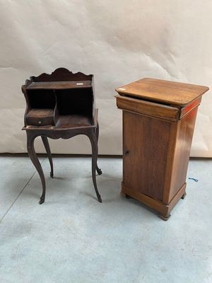 une petite chaise en bois à côté d'un petit meuble en bois