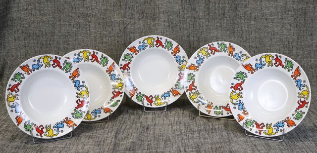 Keith HARING (1958-1990) - Suite de 5 grandes assiettes creuses e...