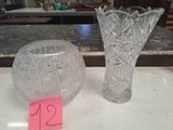 deux vases posés l'un à côté de l'autre sur un comptoir