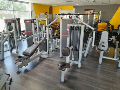 une salle de sport dotée de nombreux appareils