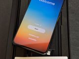une boîte ouverte sur laquelle est posé un téléphone, posée à son tour sur une table