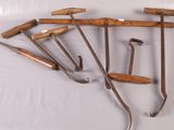 les nombreux types d'outils qui se trouvent sur la table