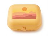 une image représentant une boîte à repas jaune ornée d'une illustration représentant un coucher de soleil