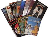 une pile de livres posés sur une table