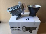 une boîte ouverte sur laquelle sont posés une lampe et un bol