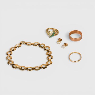 une collection de bagues, de bracelets et de bagues sur un fond blanc