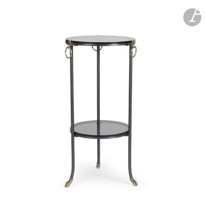 une table d'appoint en métal noir et en verre, dotée de deux étagères