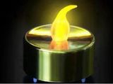 une bougie jaune allumée dans l'obscurité