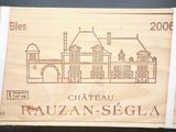 une boîte en bois sur laquelle est dessiné un château