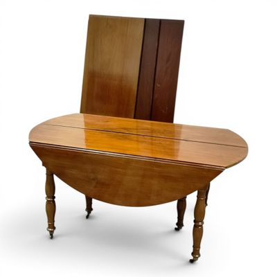 une petite table sur laquelle se trouve un miroir