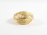 gros plan d'une bague en or avec des diamants sur une surface blanche