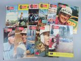 plusieurs magazines montrant des personnes portant des casques, ainsi que des casques posés sur une table