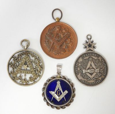 trois pendentifs argentés et bleus ornés de symboles maçonniques