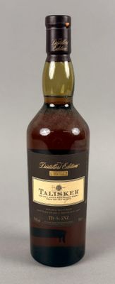 un gros plan sur une bouteille de whisky posée sur une table