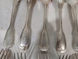 beaucoup de cuillères et de fourchettes en argent sur la table