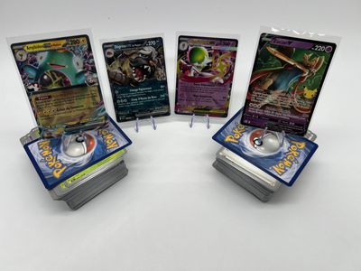 une pile de cartes Pokémon empilées les unes sur les autres