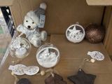 une boîte en carton contenant des décorations et un ours en peluche