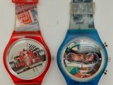 deux montres-bracelets aux motifs différents, posées sur un fond blanc