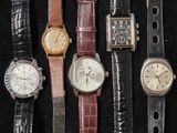 un grand nombre de montres posées sur une table
