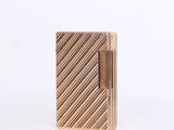 l'image d'un briquet doré posé sur une surface blanche
