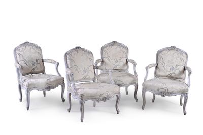 quatre chaises et une table dans une pièce sur fond blanc