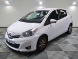 la toyota yaris blanche est garée sur un carrelage à carreaux