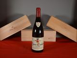 une bouteille de vin posée sur une table