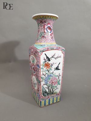 Vase de forme balustre à pans en porcelaine à décor d'émaux …