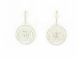 une paire de boucles d'oreilles en or blanc et diamants