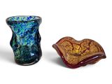trois vases en verre posés l'un à côté de l'autre sur une surface blanche