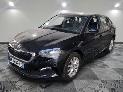 la photo d'une voiture noire garée dans un garage