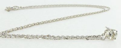 gros plan d'un collier avec un diamant sur une chaîne