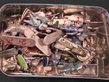 un récipient métallique rempli d'objets divers posé sur une table
