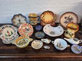 de nombreux types de poteries posés sur une table en bois