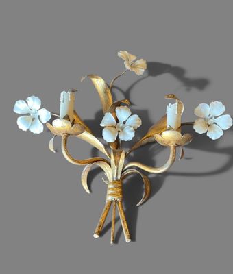 un bouquet de fleurs accroché au mur