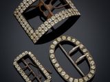 un ensemble de trois boucles en or et diamants