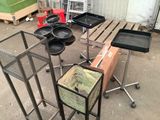 de nombreuses casseroles et poêles posées sur une table