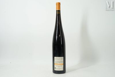une bouteille de vin posée sur une table blanche