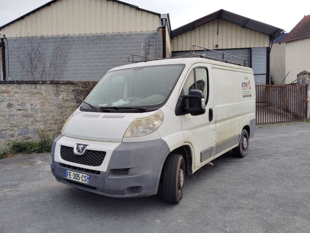 Véhicule utilitaire de marque PEUGEOT Boxer immatriculé FE-305-CS...