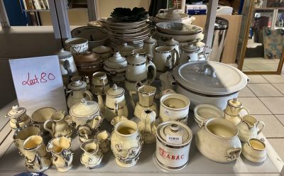 une table sur laquelle sont disposées de nombreuses pièces de poterie