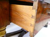 un bureau en bois surmonté d'un tiroir