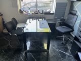 un bureau avec deux chaises et une télévision dans une pièce
