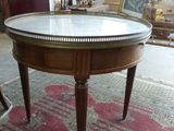une table dont le plateau est en marbre