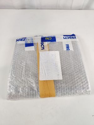 un sac en plastique d'où dépasse un morceau de bois