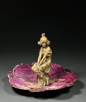 AUSTRIA. COUPE à décor d'une allégorie, FLORE sortant d'un p…