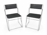 une paire de chaises pliantes noires sur fond blanc, avec un fond blanc