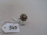 une bague en argent ornée d'une fleur et à laquelle est attachée une étiquette de prix