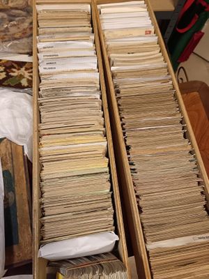 2 boîtes de cartes postales anciennes et diverses (plus de 2…